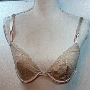 Victoria's Secret Lace Underwire Bra in Nude